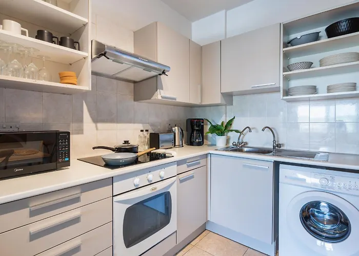 Calina - 3br W Pool & Balcony In Mackenzie *