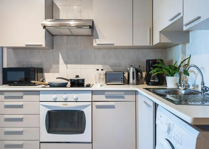 Calina - 3br W Pool & Balcony In Mackenzie Apartment