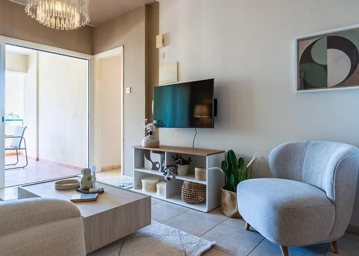 Calina - 3br W Pool & Balcony In Mackenzie Larnaka