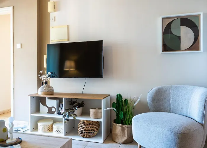 Calina - 3br W Pool & Balcony In Mackenzie Apartment *